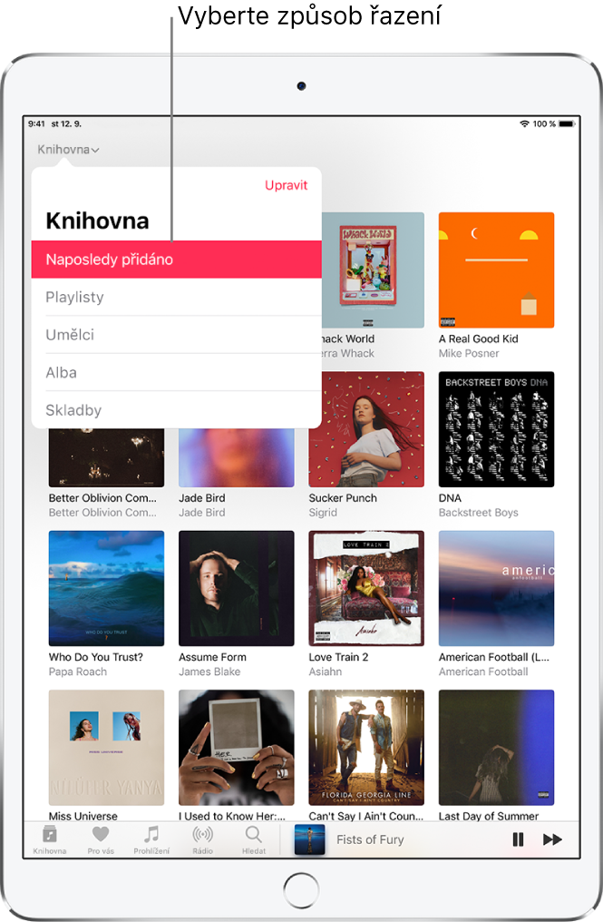 Obrazovka Knihovna, na níž se zobrazují alba uložená v knihovně. Vlevo nahoře je vidět otevřená nabídka Knihovna s volbami Naposledy přidáno, Playlisty, Umělci, Alba a Skladby (volba „Naposledy přidáno“ je vybraná). Vpravo dole se nachází přehrávač
