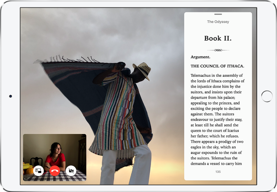 Displej vyplňuje aplikace Fotky. Aplikace Knihy je otevřená v zobrazení Slide Over na pravé straně. Vlevo dole je otevřené okno FaceTime.