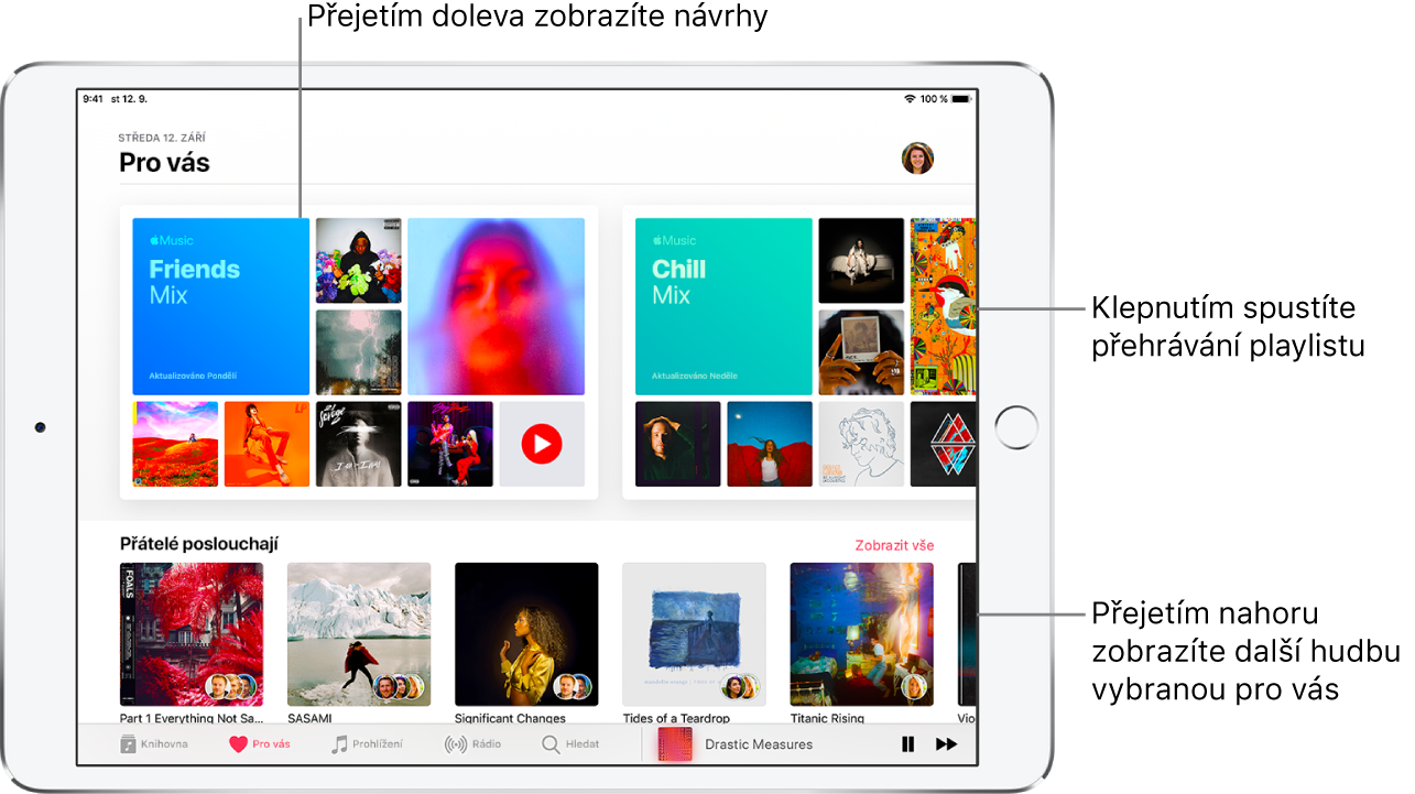 Obrazovka Pro vás s playlisty Friends Mix a Chill Music nahoře. Vpravo dole pod playlistem Friends Mix je vidět tlačítko Přehrát. Ještě níž se nachází oddíl hudby, kterou poslouchají vaši přátelé, s pěti alby.
