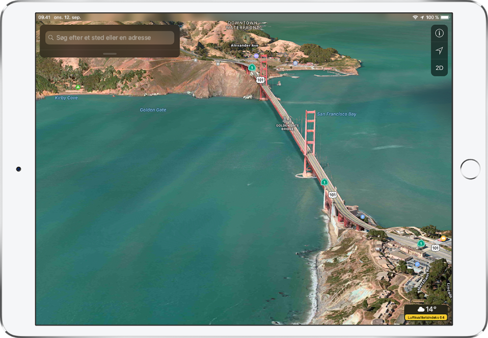 Et 3D-satellitkort over området omkring Golden Gate Bridge. Blandt de fundne elementer er Golden Gate Bridge i midten og San Francisco Bay til venstre. Betjeningsmuligheder vises øverst til højre, og et vejrsymbol med en temperaturmåling og et luftkvalitetsindeks vises nederst til højre.