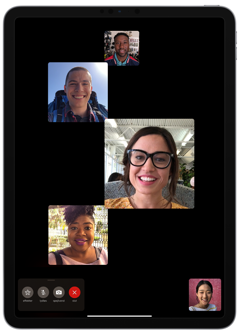 Et FaceTime-gruppeopkald med fem deltagere, inkl. den person, der startede opkaldet. Hver deltager vises i et separat felt, og større felter angiver de mest aktive deltagere.