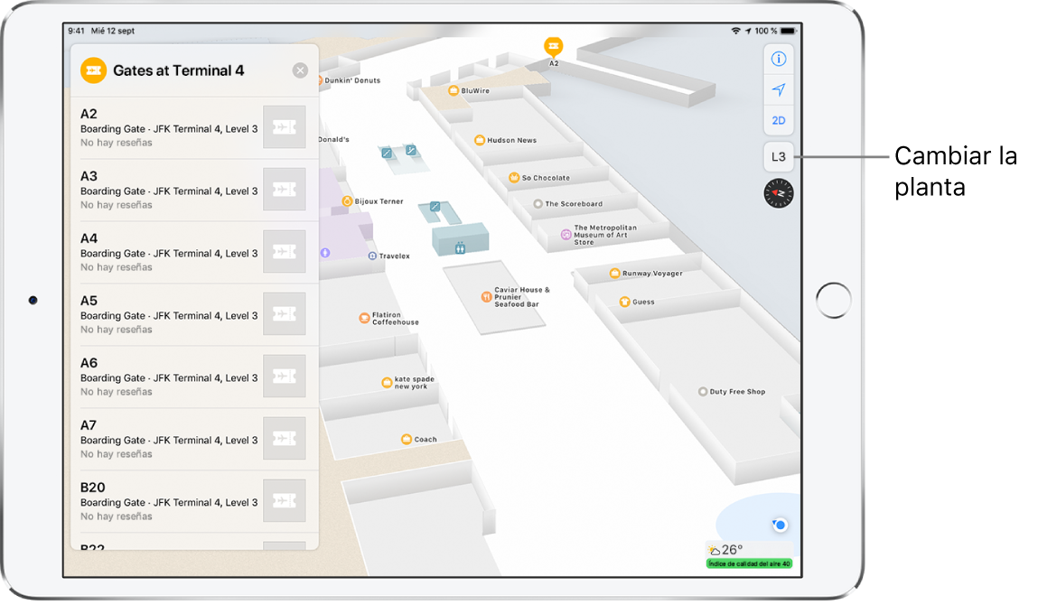 Un mapa del interior de la terminal de un aeropuerto. El mapa muestra varias ubicaciones, como puertas de embarque, baños y un control de seguridad. En la parte izquierda de la pantalla, una tarjeta identifica las puertas de la terminal 4.