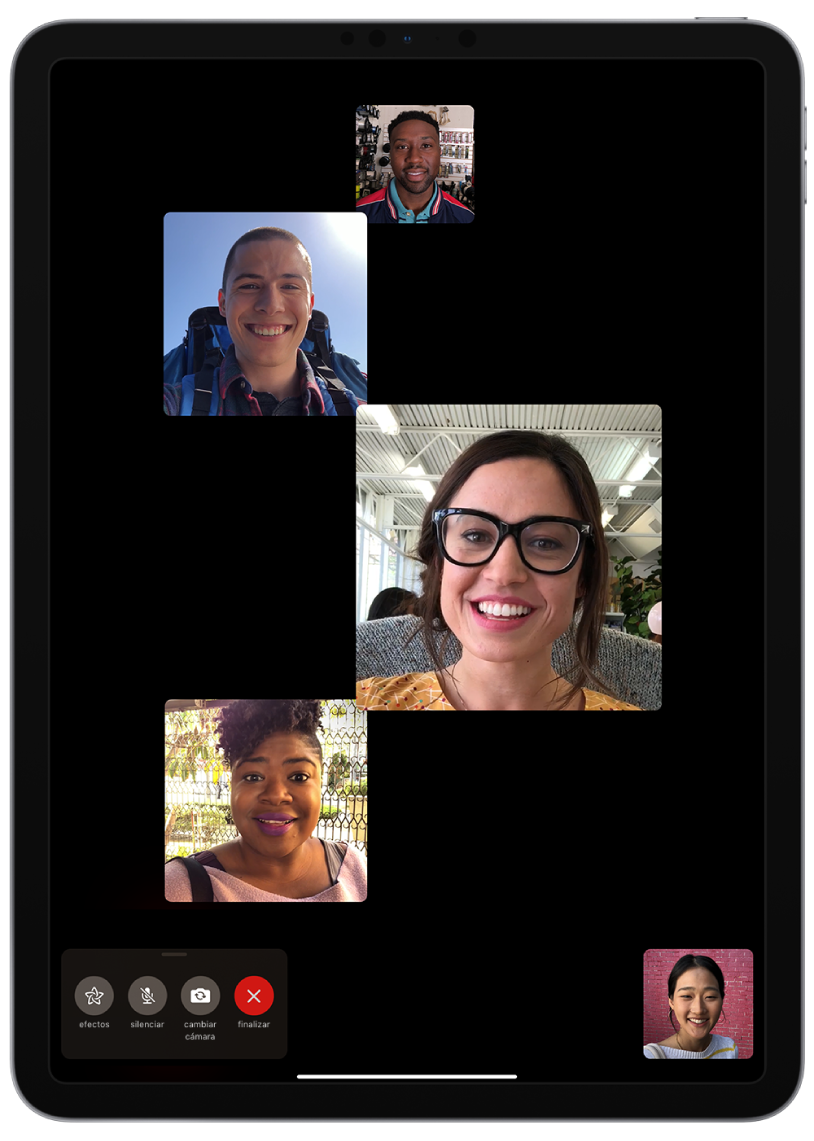 Llamada FaceTime en grupo con cinco participantes, incluido el creador. Cada participante se muestra en un mosaico distinto. Los mosaicos más grandes indican a los participantes más activos.