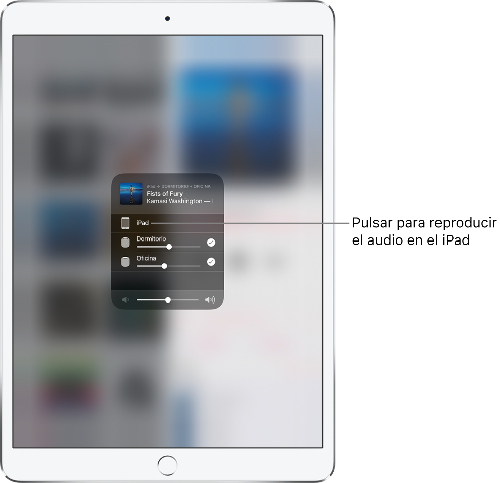 Se abre una ventana de AirPlay que muestra el título de una canción y el nombre del artista en la parte superior, con un regulador de volumen en la parte inferior. El altavoz del dormitorio y el del despacho están seleccionados. Hay un texto que señala al iPad e indica “Pulsar para cambiar el audio al iPad”.