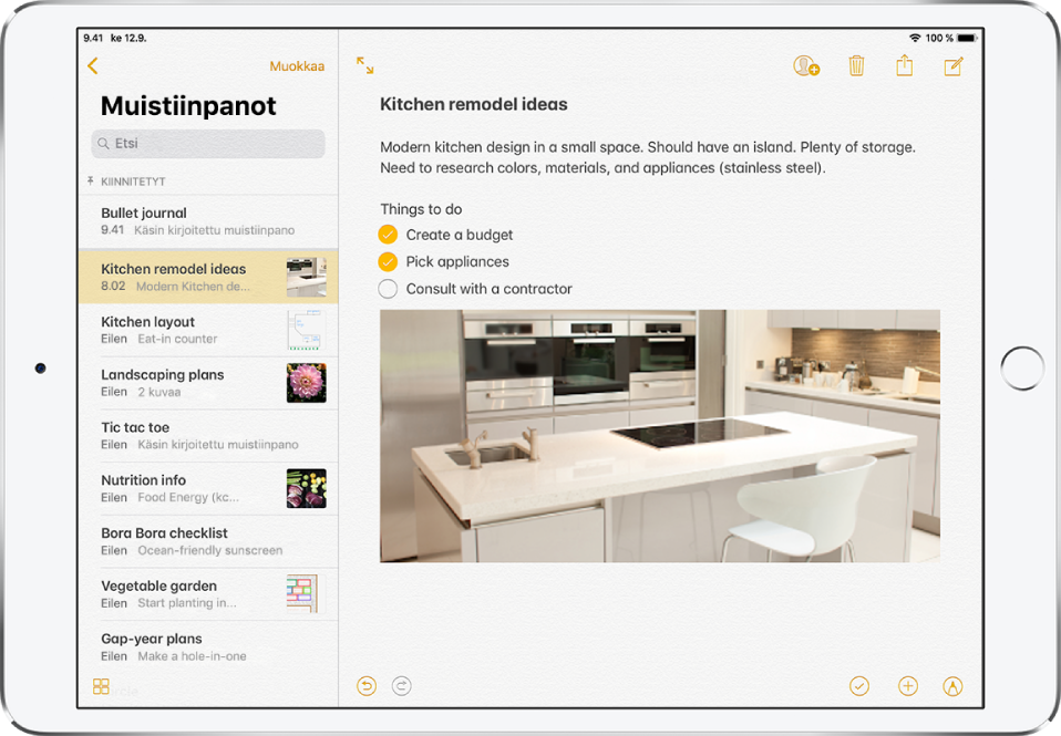 iPad on vaaka-asennossa ja Muistiinpanot-appi on avoinna. Muistiinpanoluettelo on vasemmalla ja valittu muistiinpano avattuna oikealla. Muistiinpanoluettelon vasemmassa yläkulmassa on musta nuoli, jota napauttamalla saa näkyviin kansioita ja tilejä. Muistiinpanoluettelon vasemmassa alakulmassa on painike, jota napauttamalla saa näkyviin kaikki liitteet. Muistiinpanon oikeassa yläkulmassa ovat painikkeet muistiinpanon yhteiskäytölle, poistamiselle, jakamiselle ja uuden muistiinpanon luomiselle. Muistiinpanon oikeassa alakulmassa on painikkeet tarkistuslistan luomiseen, kuvan, videon tai skannatun dokumentin lisäämiseen ja merkinnän lisäämiseen.