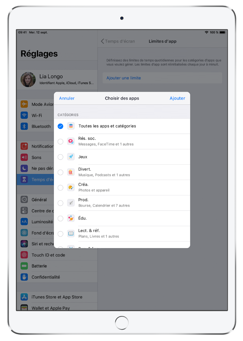 L’écran « Limites d’app » de « Temps d’écran » présentant une liste de catégories d’apps. Les catégories affichées sont les suivantes, de haut en bas : Toutes les apps et catégories, Rés. soc., Jeux, Divert., Créa., Prod., Édu., et Lect. & réf. En regard de chaque catégorie se trouve un cercle permettent de sélectionner celle-ci pour définir une limite de temps.