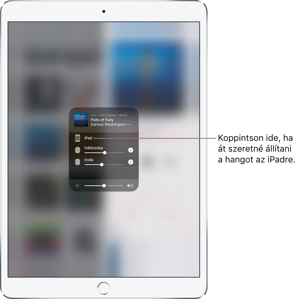 Egy AirPlay-ablak meg van nyitva felül egy dalcímmel és előadóval, alul pedig hangerőcsúszkával. A hálószobai és az irodában lévő hangszóró van kijelölve. Egy képfelirat az iPadre mutat, és a szövege a „Tap to switch audio to iPad”.