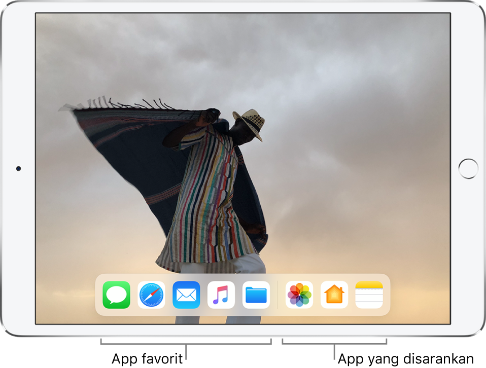 Dock menampilkan lima app favorit di kiri dan tiga app yang disarankan di kanan.