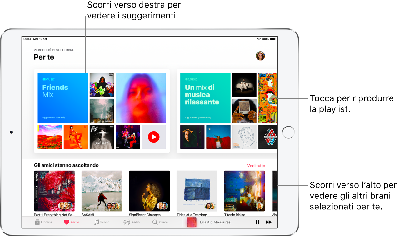 La schermata “Per te” che mostra le playlist “Un mix di musica dai tuoi amici” e “Un mix di musica rilassante” in alto. Nella parte in basso a destra della playlist dagli amici è visualizzato il pulsante Riproduci. Nella parte inferiore è presente la sezione che ti mostra cosa stanno ascoltando i tuoi amici, con cinque album.