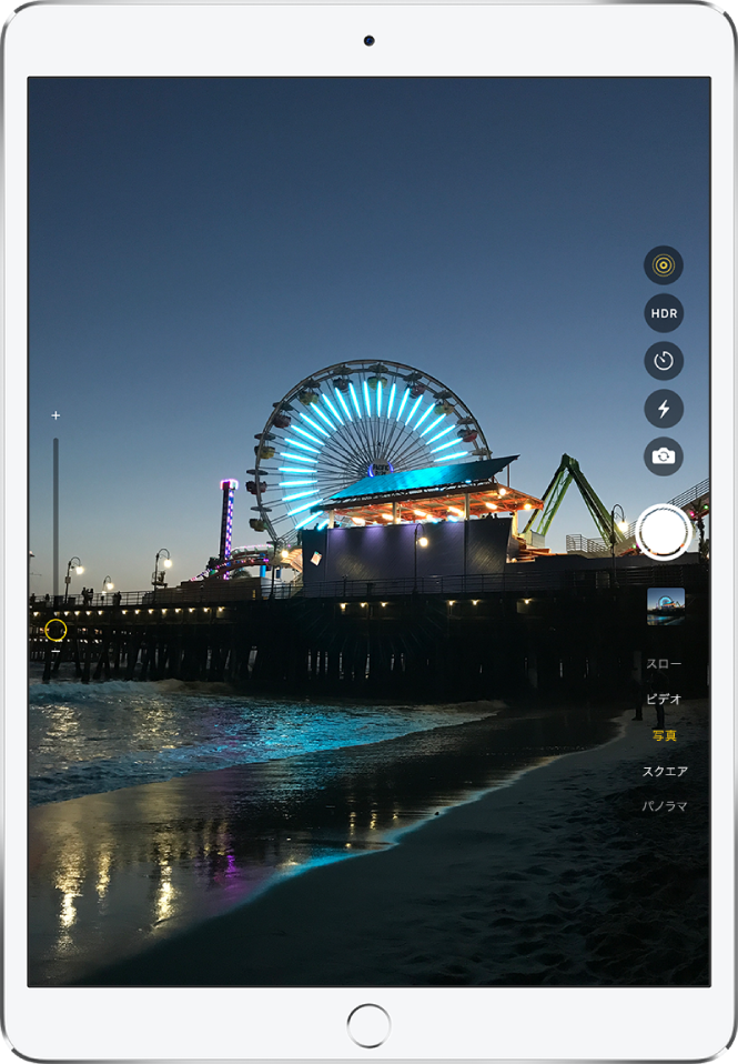 iPad Pro（9.7インチ）からの「カメラ」画面のイメージ。右側にはシャッターボタンとカメラ切り替えボタン、写真モードを選択するボタンがあります。