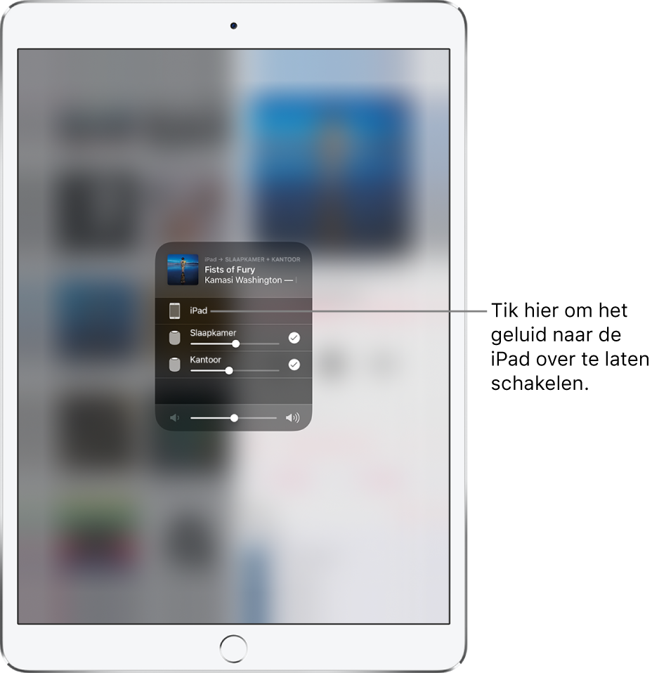 Er is een AirPlay-venster geopend met bovenin de titel en artiest van een nummer en onderin een volumeschuifknop. De luidsprekers in de slaapkamer en in de werkkamer zijn geselecteerd. Een bijschrift wijst naar de iPad en bevat de tekst: "Tik hier om audio over te schakelen naar de iPad."