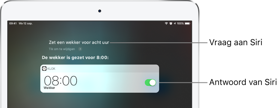 Het Siri-scherm met de vraag aan Siri: "Zet een wekker voor acht uur 's ochtends" en het antwoord van Siri: "De wekker is gezet voor 8:00 uur." Een melding van de Klok-app geeft aan dat er een wekker is ingesteld voor acht uur 's ochtends.