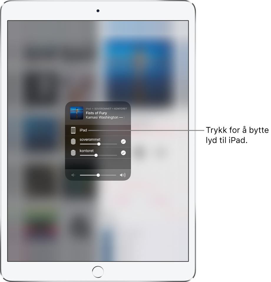 Et AirPlay-vindu er åpent og viser en sangtittel og et artistnavn øverst, med en volumskyveknapp nederst. Høyttalerne på soverommet og kontoret er markert. En bildeforklaring peker på iPad med teksten «Trykk for å bytte lyd til iPad».