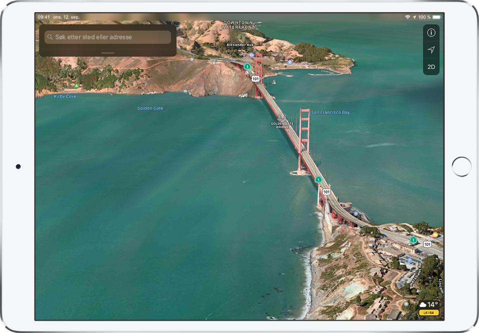 Et satellittkart i 3D over området rundt Golden Gate Bridge. Blant de identifiserte elementene er Golden Gate Bridge i midten og San Francisco Bay til venstre. Kontroller vises oppe til høyre, og et værsymbol med en temperaturavlesning og en luftkvalitetsindeks vises nede til høyre.