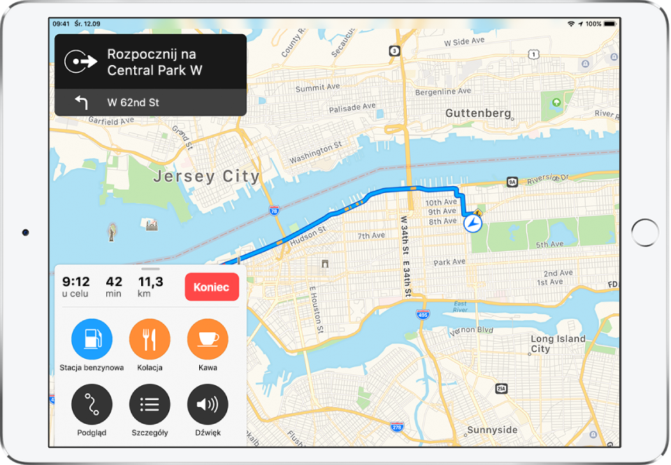 Mapa drogowa Nowego Jorku z wyznaczoną trasą dojazdu samochodem. Baner w lewym górnym rogu zawiera wskazówki: początek trasy to Central Park West, kolejny krok to skręt na zachód w 62. ulicę. Karta w lewym dolnym rogu wskazuje szacowany czas dotarcia do celu (9:12 rano) czas dojazdu (42 minuty) oraz odległość (11,3 mili). Karta zawiera także przycisk Koniec, który pozwala zakończyć nawigowanie. Na karcie znajdują się także przyciski kategorii punktów usługowych (stacji paliw, restauracji i kawiarni) oraz przyciski Przegląd, Szczegóły i Dźwięk.
