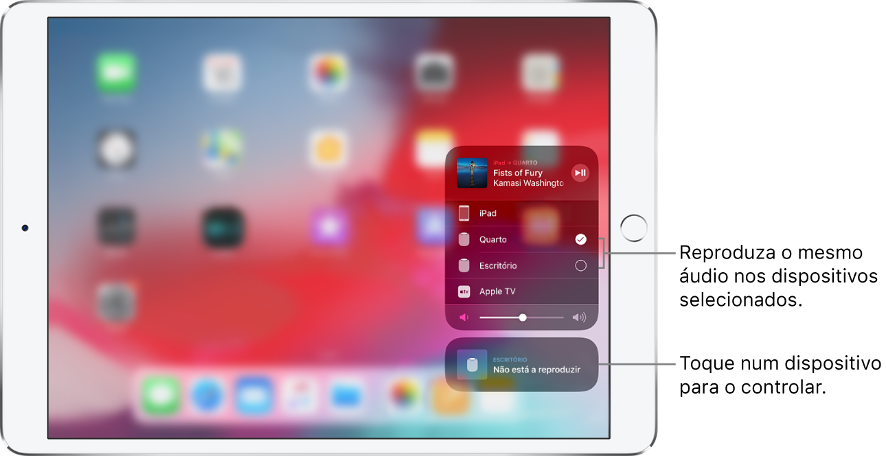 Um ecrã AirPlay a mostrar duas placas. Uma ficha aberta na parte superior inclui o iPad, o quarto, o escritório e a Apple TV, e mostra o título de uma música e o intérprete. Está selecionada a coluna do escritório. Uma chamada aponta para as colunas do quarto e do escritório e indica “Reproduza o mesmo áudio em dispositivos selecionados”. Na parte inferior da ficha, está visível um nivelador de volume. Por baixo, encontra-se uma ficha de áudio fechada para o quarto. Uma chamada aponta para a ficha fechada e indica “Toque num dispositivo para o controlar”.