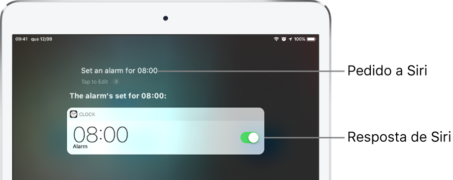 O ecrã Siri a mostrar que foi pedido a Siri “Set an alarm for 8 a.m.” e na resposta, Siri responde “The alarm’s set for 8 AM”. Uma notificação da aplicação Relógio mostra que está ativado um alarme para as 8:00.