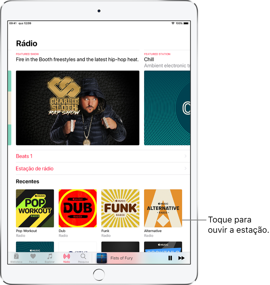 Ecrã de Rádio com uma estação de rádio no topo do ecrã, hiperligações para Beats 1 e Estações de rádio ao centro e a secção “Estações em destaque” em baixo.