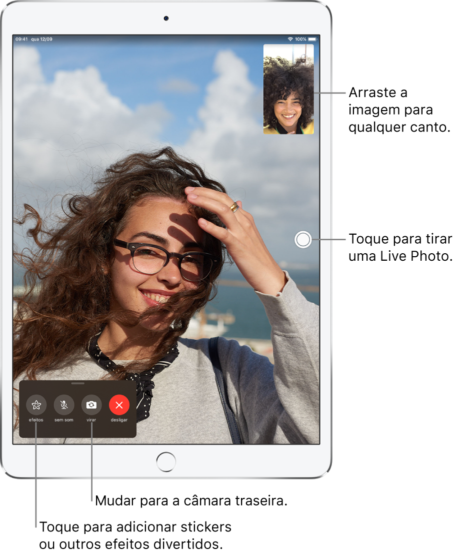 Um ecrã do FaceTime a mostrar uma chamada a decorrer. A sua imagem aparece num pequeno retângulo no canto superior direito e a imagem da outra pessoa enche o resto do ecrã. Na parte inferior do ecrã encontram-se os botões Efeitos, “Sem som”, Virar e Terminar.