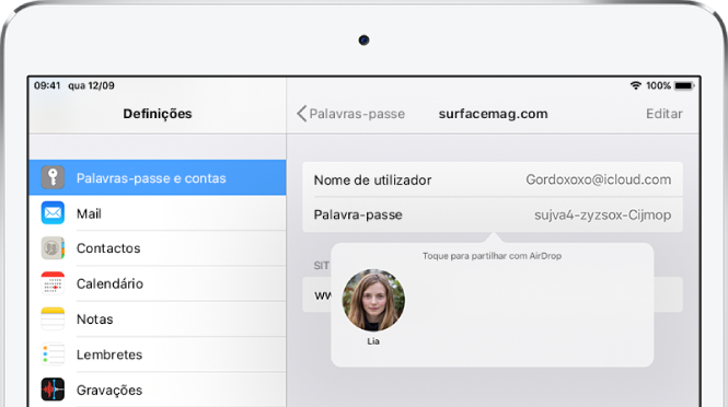 O ecrã “Palavras-passe e contas” de um site. Um botão por baixo do campo de palavra-passe mostra uma imagem de Lia por baixo da instrução “Toque para partilhar com AirDrop”.