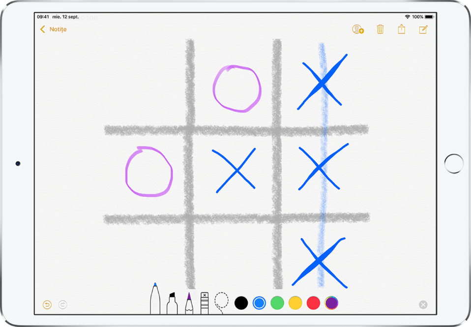 O notiță cu schița unui joc X și 0. Instrumentele de desen apar sub schiță.