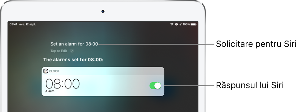 Ecran Siri prezentând solicitarea adresată Siri “Set an alarm for 8 a.m.” și răspunsul Siri “The alarm’s set for 8 AM”. O notificare din aplicația Ceas arată că alarma este activată pentru ora 8:00 a.m.