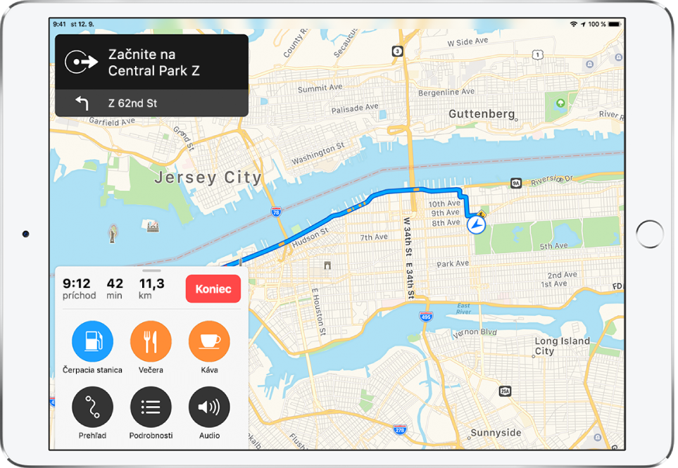 Cestovná mapa New York City s navigačnými pokynmi. Banner v ľavom hornom rohu poskytuje pokyny na začiatok na Central Park West a ďalší pokyn na zabočenie na západ na 62. ulicu. Karta vľavo dole zobrazuje odhadovaný čas príchodu o 9:12, a dĺžku cestovania 42 minút a 11,3 míle. Na karte je zobrazené tlačidlo s názvom Koniec na zastavenie navigácie. Nakarte sa nachádzajú aj tlačidlo označené Čerpacie stanice, Večera, Kaviareň, Prehľad, Podrobnosti a Audio.