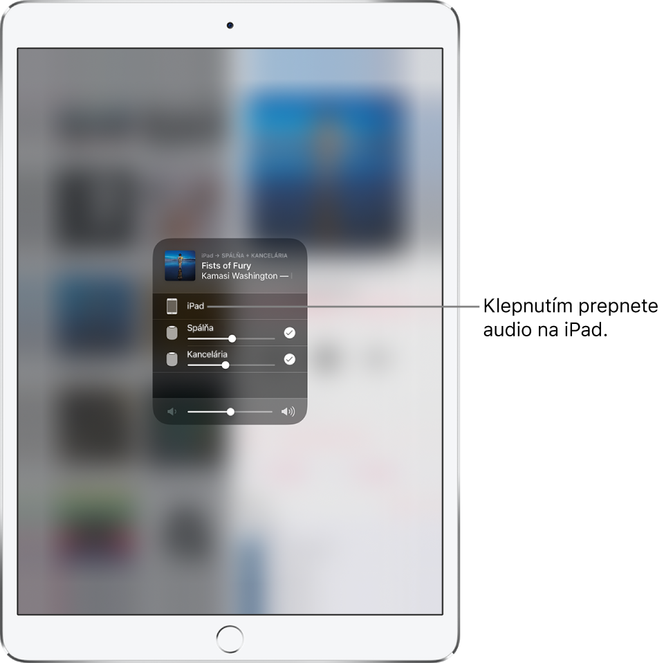 Okno AirPlay je otvorené a zobrazuje názov skladby a meno interpreta v hornej časti a posuvník hlasitosti v spodnej. Sú vybraté reproduktory kancelárie. Pri iPade sa zobrazuje popis „Klepnutím prepnete audio na iPad“.