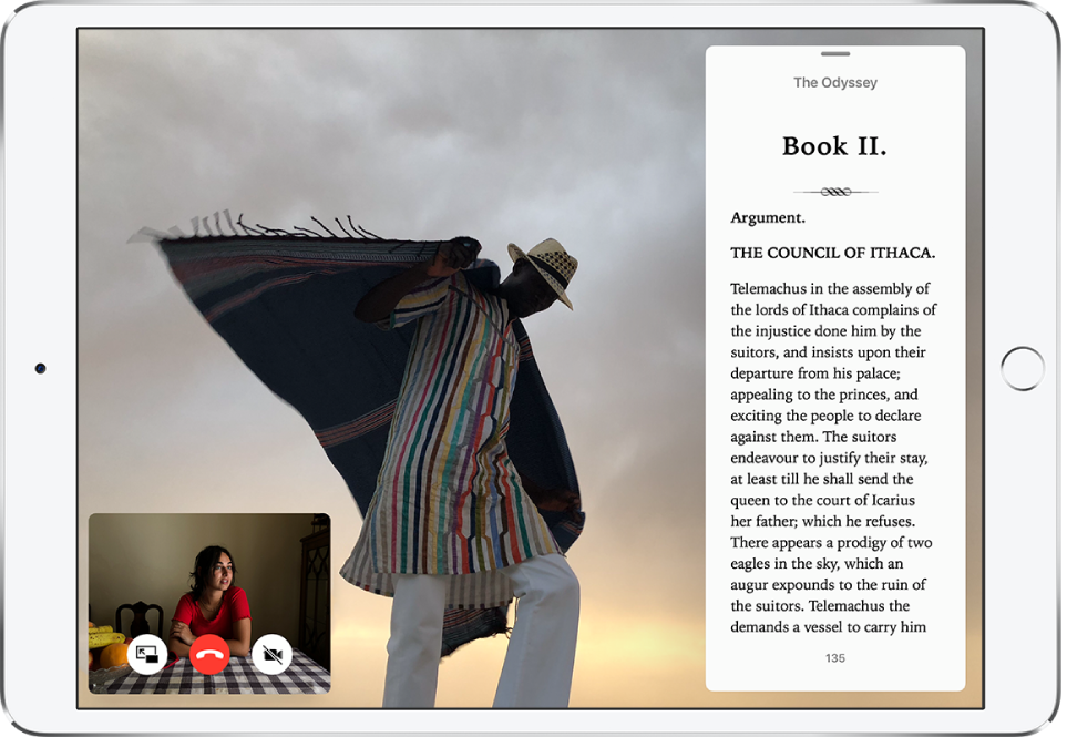 Apka Fotky vypĺňa obrazovku. Apka Knihy je otvorená v Slide Overe napravo. Okno FaceTime je otvorené v ľavom dolnom rohu.