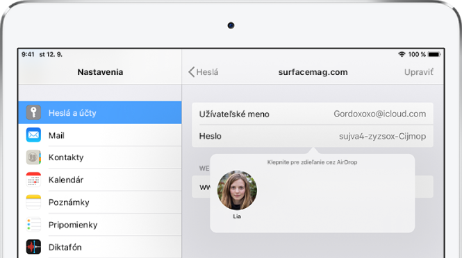 Obrazovka Heslá a účty webovej stránky. Tlačidlo pod poľom na heslo zobrazuje obrázok užívateľa Lia s pokynom Klepnite pre zdieľanie cez AirDrop.