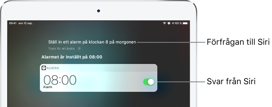 Siri-skärmen visar att något har bett Siri att ställa in ett alarm på kl. 08:00 och Siris svar ”Alarmet är inställt på 08:00”. Ett meddelande från appen Klocka visar att ett alarm har aktiverats för klockan 08:00.
