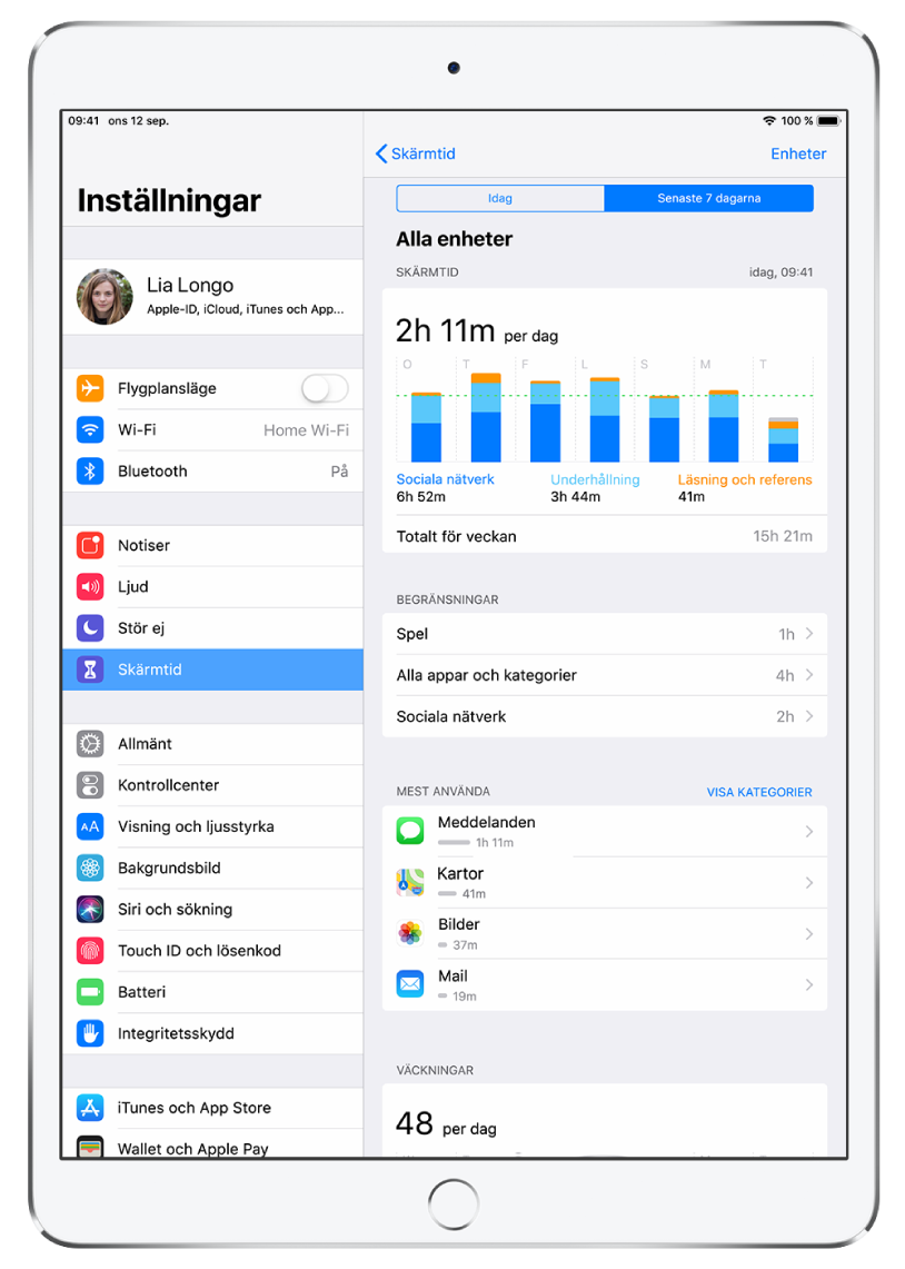 Skärmtid väljs i Inställningar. På höger sida av skärmen finns en aktivitetsrapport över skärmtid. Högst upp i rapporten visas alternativen Idag och Senaste 7 dagarna. Senaste 7 dagarna är valt. Högst upp i rapporten finns ett diagram som visar hur mycket tid som ägnades åt spel, underhållning och sociala nätverk för varje dag under veckan. Under diagrammet finns avsnittet Tidsgränser där du kan ange tidsgränser för spel, appar och sociala nätverk. Under det visas de appar som används mest. Längst ned i rapporten visas det totala antalet gånger enheten har tagits upp.