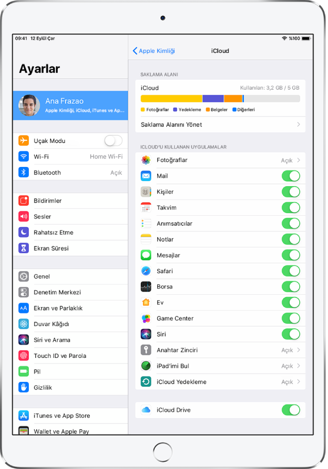 iCloud saklama alanı göstergesinin ve Mail, Kişiler ve Mesajlar da dahil olmak üzere iCloud ile kullanılabilecek uygulamaların ve özelliklerin bir listesinin gösterildiği iCloud ayarları ekranı.