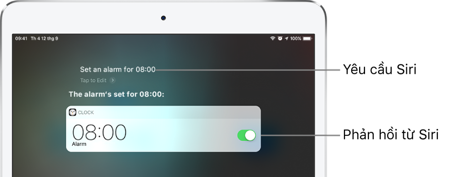 Màn hình Siri hiển thị rằng Siri đã được yêu cầu “Set an alarm for 8 a.m.” và Siri trả lời “The alarm’s set for 8 AM”. Một thông báo từ ứng dụng Đồng hồ hiển thị rằng báo thức đã được đặt lúc 8:00 giờ sáng.