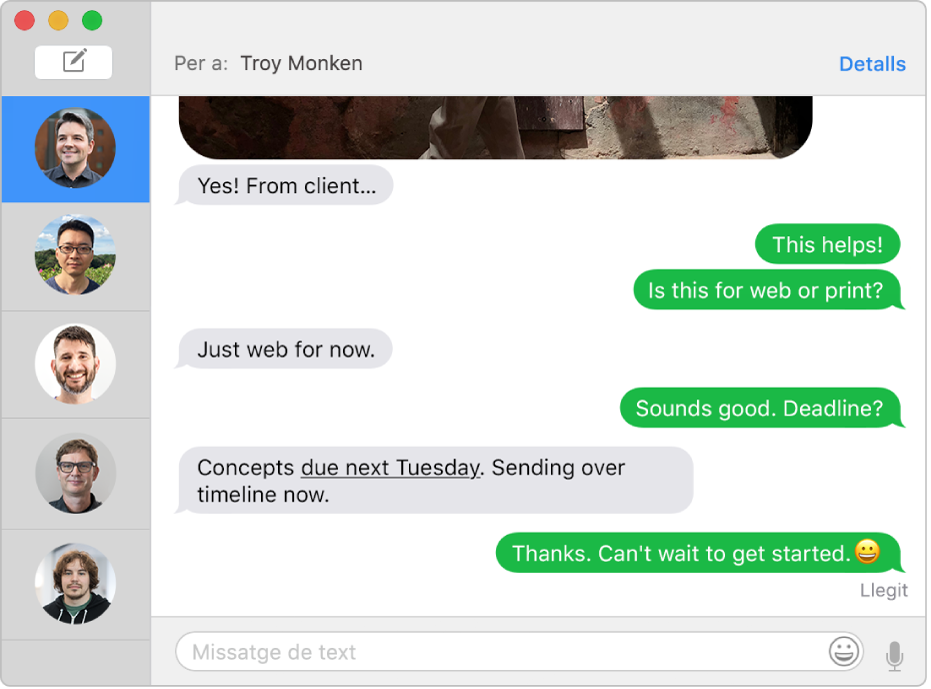 Finestra de l’app Missatges amb una llista de diverses converses a la barra lateral de l’esquerra, i una conversa a la dreta. Les bafarades de missatges són de color verd; aquest color indica que s’han enviat com a missatges de text SMS.