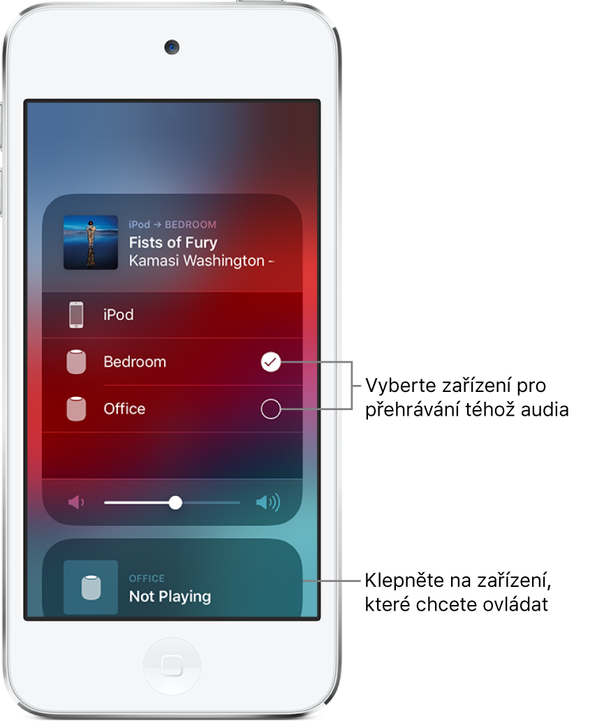 Obrazovka AirPlay se dvěma kartami. Nahoře se zobrazuje otevřená karta zvuku iPodu touch s názvem skladby a umělcem. Na této kartě jsou vidět dva reproduktory – v ložnici a v pracovně – a reproduktor v ložnici je vybraný. U reproduktorů je popisek „Vyberte zařízení pro přehrávání téhož audia“. U dolního okraje otevřené karty je jezdec hlasitosti. V dolní části obrazovky se nachází zavřená karta reproduktoru v pracovně s textem Nehraje. U dolní zavřené karty je popisek „Vyberte zařízení, které chcete ovládat“.