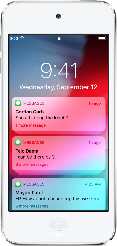 Les notifications des messages sur l’écran verrouillé, regroupées par expéditeur : il y a trois groupes de notifications (de trois expéditeurs différents).
