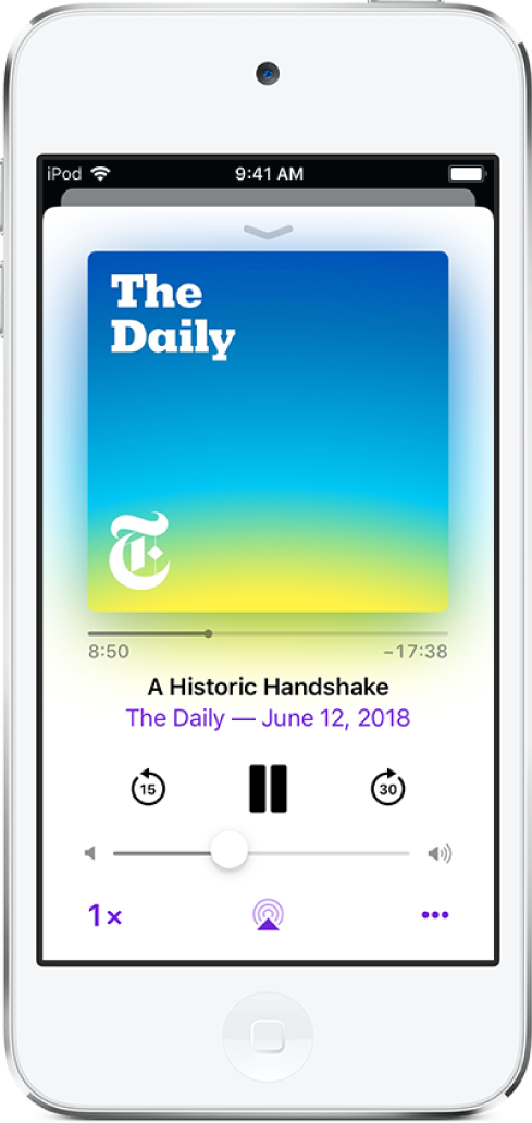 Kontrol pemutaran di layar Sedang Diputar. Di bawah gambar podcast, seret penggeser posisi track untuk memutar balik atau memindahkan maju. Di bawah judul episode, terdapat tombol untuk memutar balik, memutar atau menjeda, dan mempercepat maju. Di bawahnya adalah kontrol volume. Di pojok kiri bawah terdapat kontrol untuk mengubah kecepatan pemutaran. Di pojok kanan bawah terdapat tombol Lainnya.