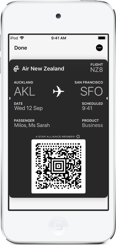 Karta pokładowa w aplikacji Wallet. Karta zawiera informacje na temat lotu oraz kod QR.