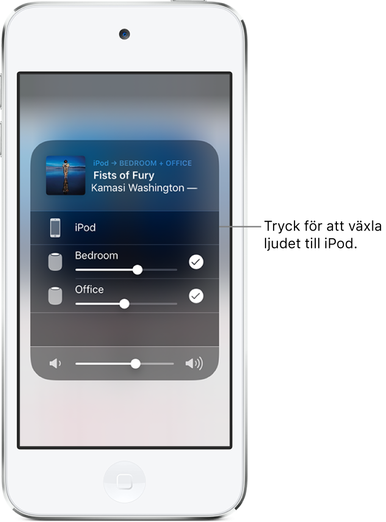 Ett öppet AirPlay-fönster med en låttitel och ett artistnamn högst upp och ett volymreglage längst ned. Högtalarna i sovrummet och kontoret är valda. Ett streck som pekar på iPod touch med texten ”Tryck för att växla ljud till iPod touch”.