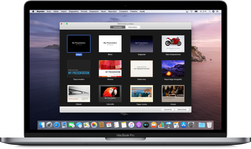 MacBook Pro amb el selector de temes del Keynote obert a la pantalla, amb els botons a la part superior per a Estàndard i Panoràmica. Hi ha seleccionada l’opció Estàndard, i a sota es mostren imatges en miniatura de les plantilles.