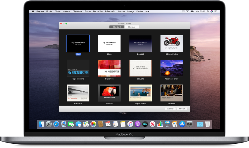 Un MacBook Pro sur lequel la liste de thèmes Keynote est ouverte à l’écran, avec les boutons Standard et Écran large en haut. Le bouton Standard est sélectionné et les vignettes des modèles s’affichent en dessous.