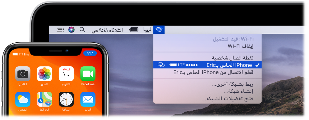 شاشة Mac تعرض قائمة Wi-Fi وتظهر بها نقطة اتصال شخصية متصلة بجهاز iPhone.