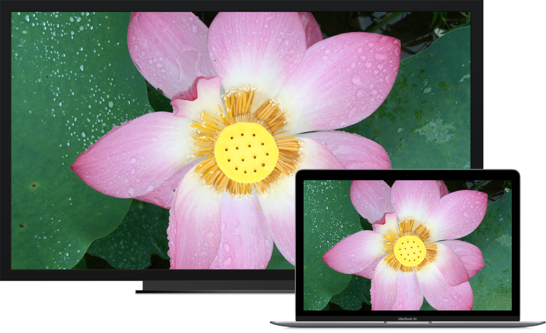 MacBook Air s pripojeným HDTV televízorom ako externým displejom.