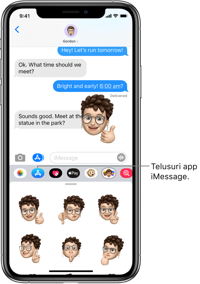 Percakapan Pesan, dengan tombol Browser App iMessage dipilih. Rak app terbuka menampilkan stiker smiley.