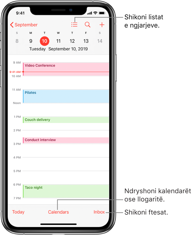 Një kalendar në pamjen e ditës që tregon ngjarjet e ditës. Prekni butonin Calendars në fund të ekranit për të ndryshuar llogaritë e kalendarit. Prekni butonin Inbox poshtë në fund për të parë ftesat.