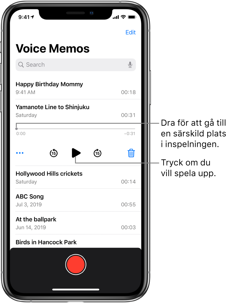Skärmen med en lista med röstmemon och en markerad inspelning överst. Tidslinjen för inspelning har ett uppspelningshuvud samt start- och sluttid i början respektive slutet. Under tidslinjen finns knappen Mer, som du trycker på om du vill redigera, duplicera eller dela en inspelning, knappen för att gå bakåt 15 sekunder, uppspelningsknappen, knappen för att gå framåt 15 sekunder samt raderingsknappen. Under reglagen finns en lista med inspelningar som går att öppna med ett tryck.