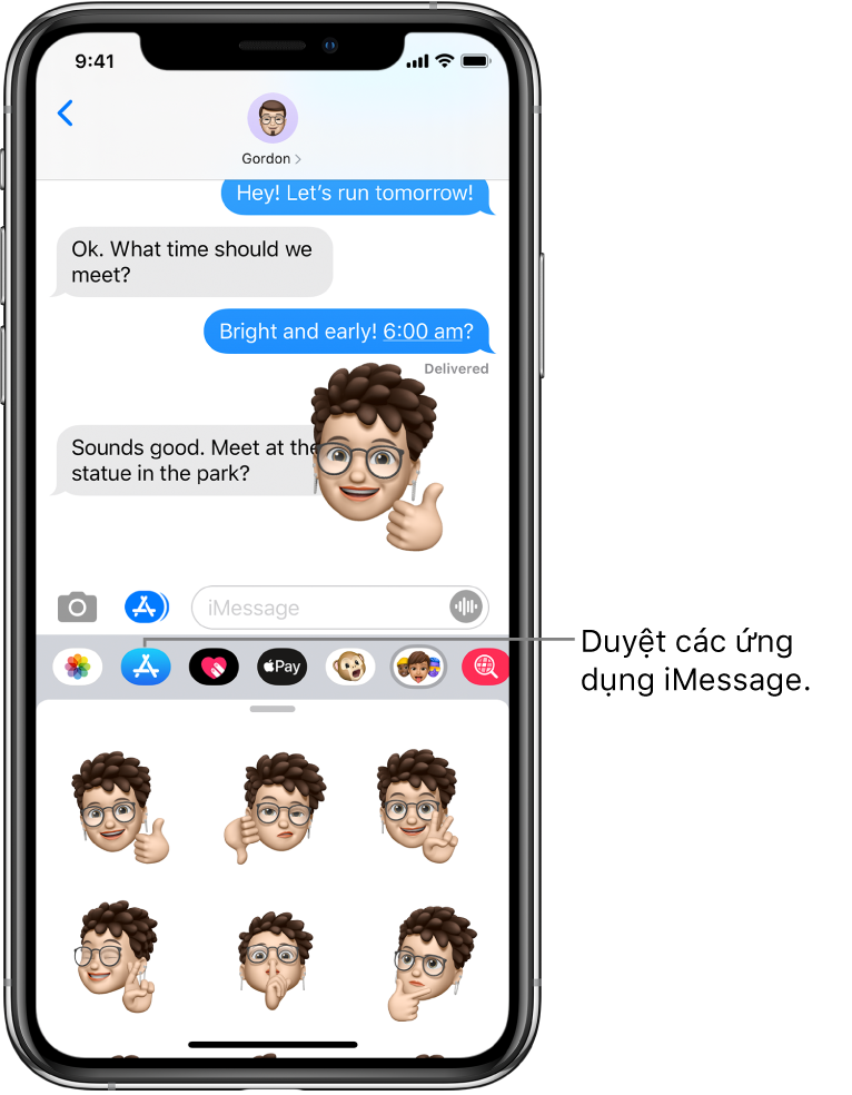 Cuộc hội thoại trong Tin nhắn, với nút Trình duyệt ứng dụng của iMessage được chọn. Ngăn kéo ứng dụng đang mở hiển thị các nhãn dán mặt cười.