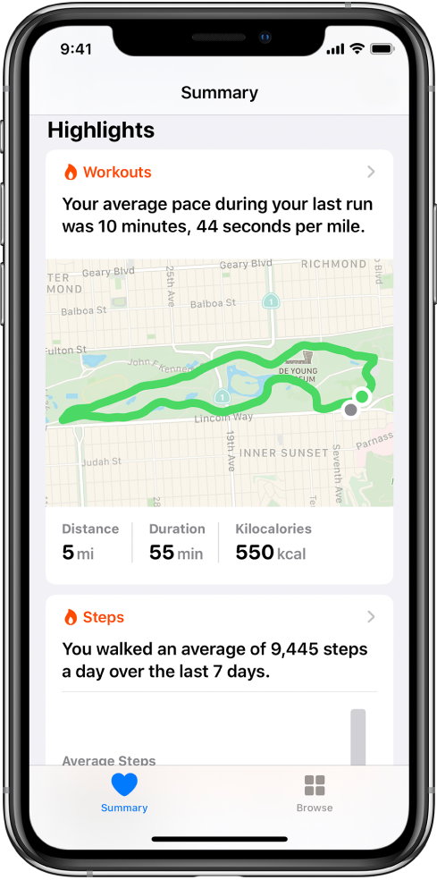 Pantalla Resum a l’app Salut que mostra ressaltats del temps, la distància i la ruta de l’últim entrenament de córrer, i la mitjana de passos diaris dels últims 7 dies.