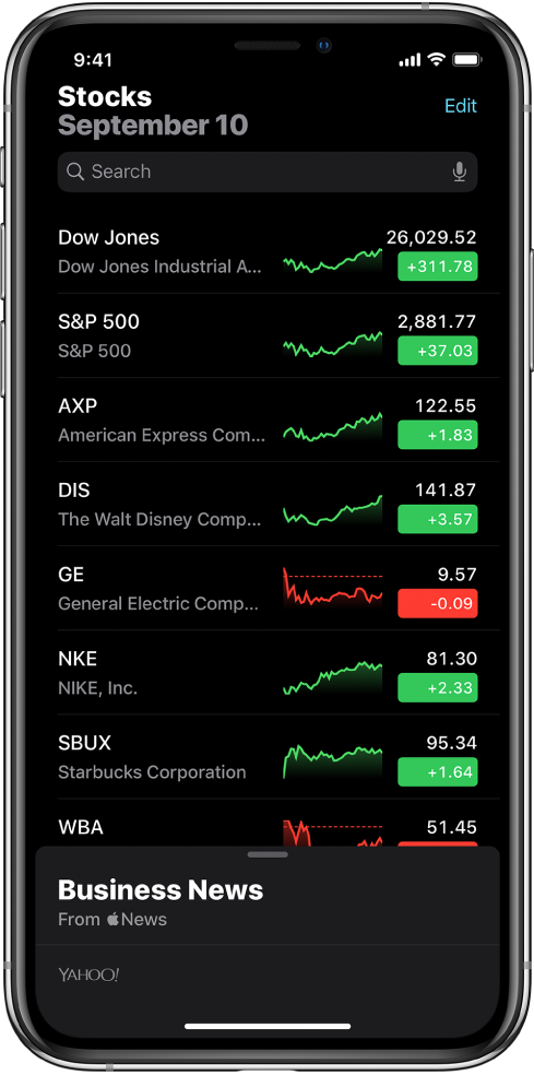 Una lista de seguimiento mostrando varias acciones. Cada acción en la lista muestra, de izquierda a derecha, el símbolo y nombre de la acción, una gráfica de rendimiento, el precio la acción y los cambios en su precio. En la parte superior de la pantalla, arriba de la lista de seguimiento, está el campo de búsqueda. Debajo de la lista de seguimiento está Business News. Desliza hacia arriba sobre Business News para ver artículos.